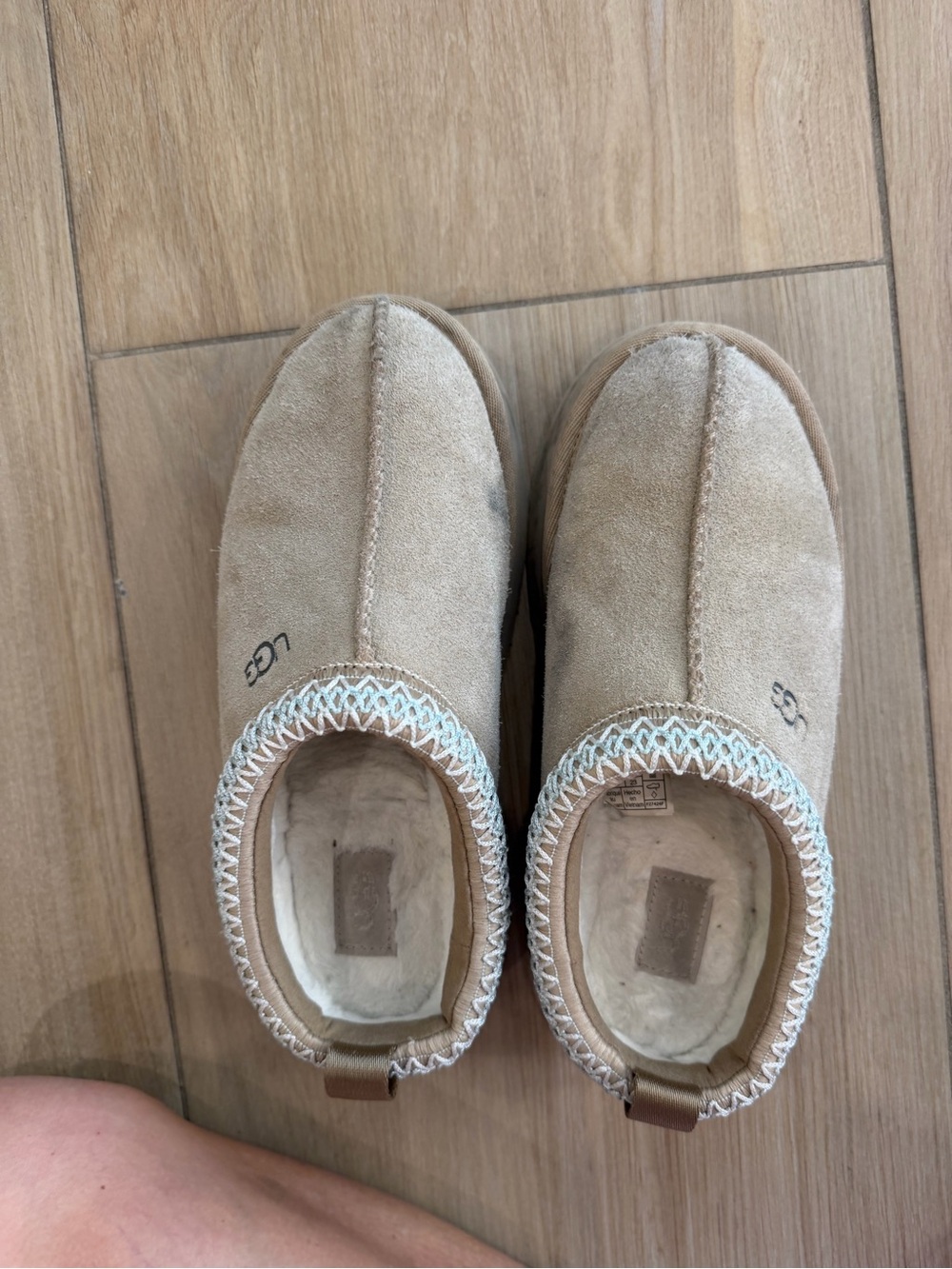 UGGS - Picture 12 of 12